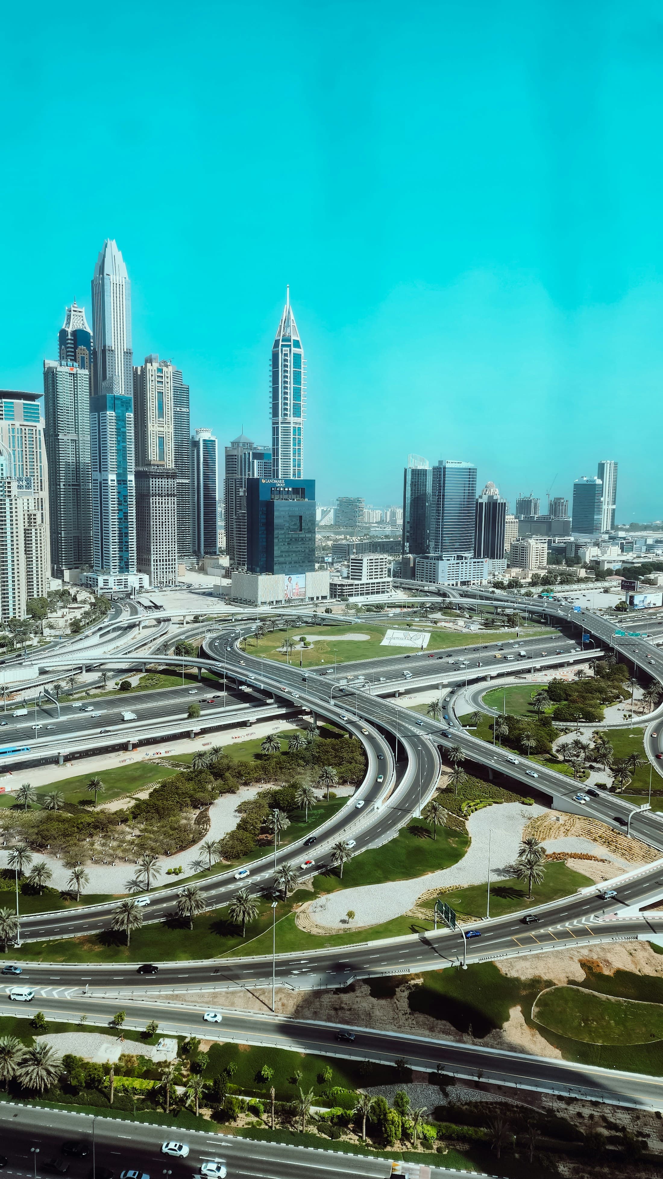 تقاطع طرق متعدد المستويات في الإمارات تحيط به الأبراج